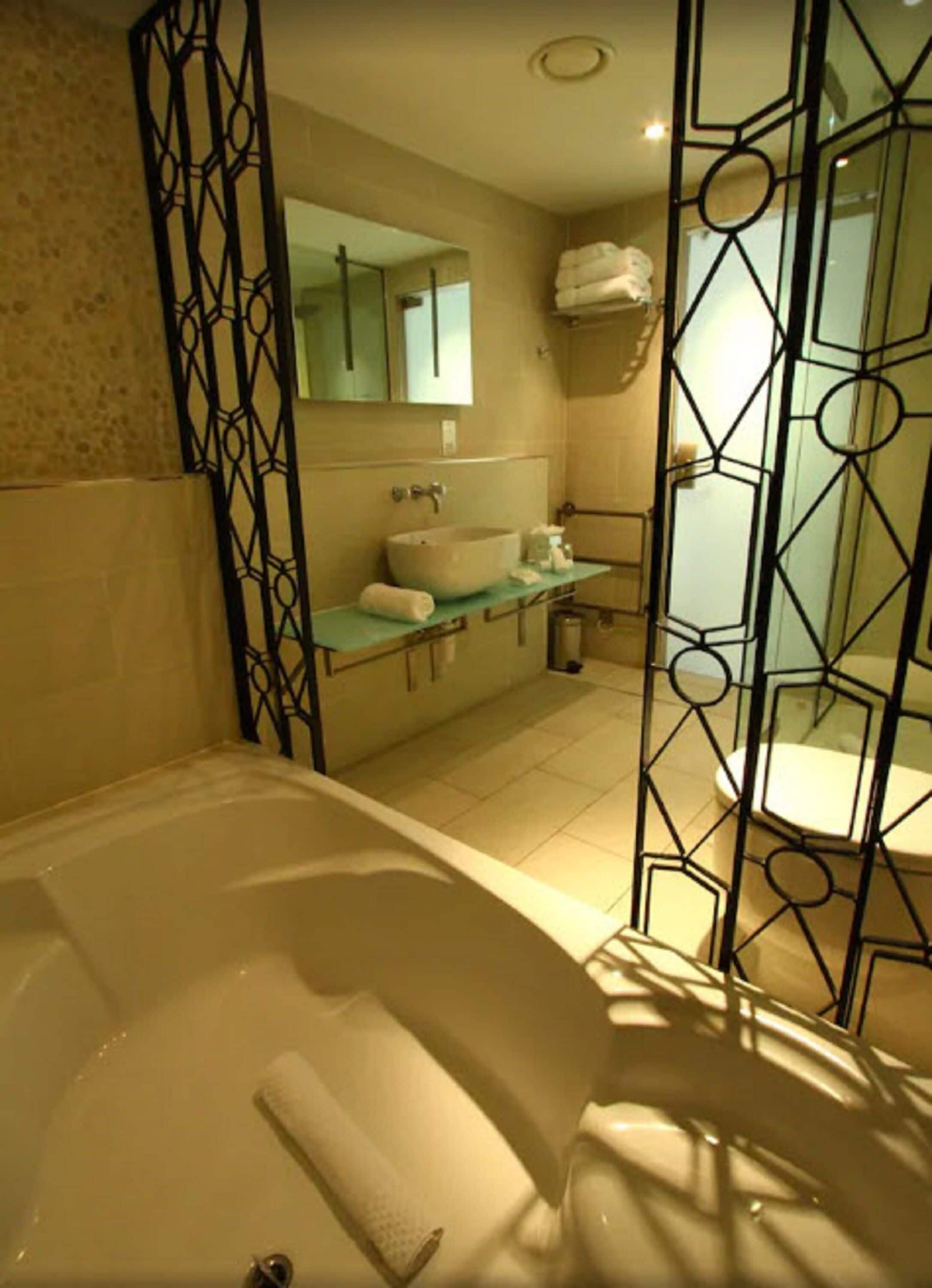 junior suite, 1 double bed | bathroom | combined shower/bathtub, rainfall showerhead, free toiletries