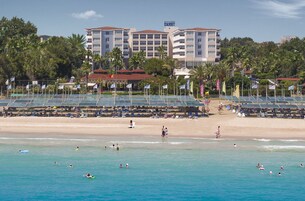 Playa privada, sillas reclinables de playa, sombrillas, toallas de playa