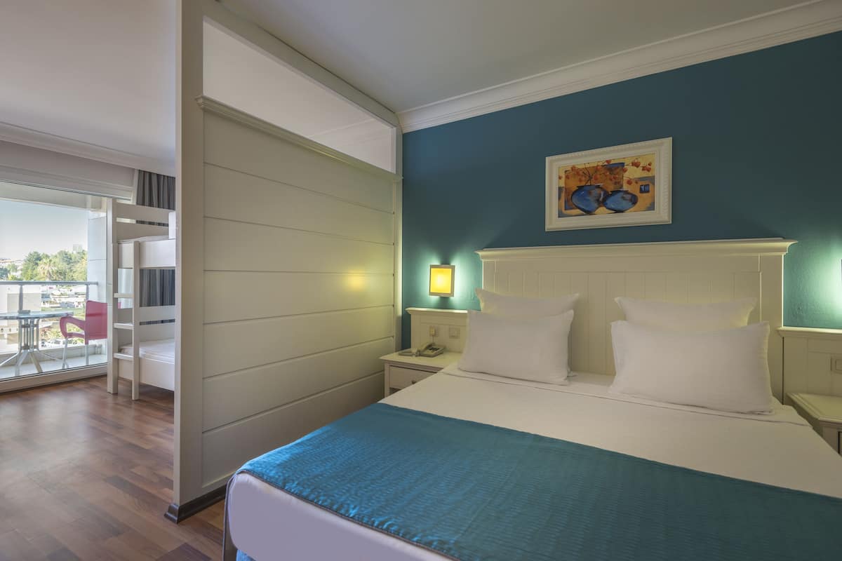 Habitación familiar | Artículos del minibar gratis, insonorización y wifi gratis