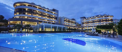 Indoor pool, seasonal outdoor pool, pool umbrellas, sun loungers