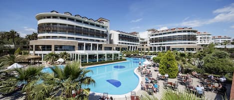 Innenpool, Außenpool (je nach Saison geöffnet), Sonnenschirme