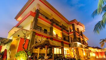 Fachada da propriedade à noite