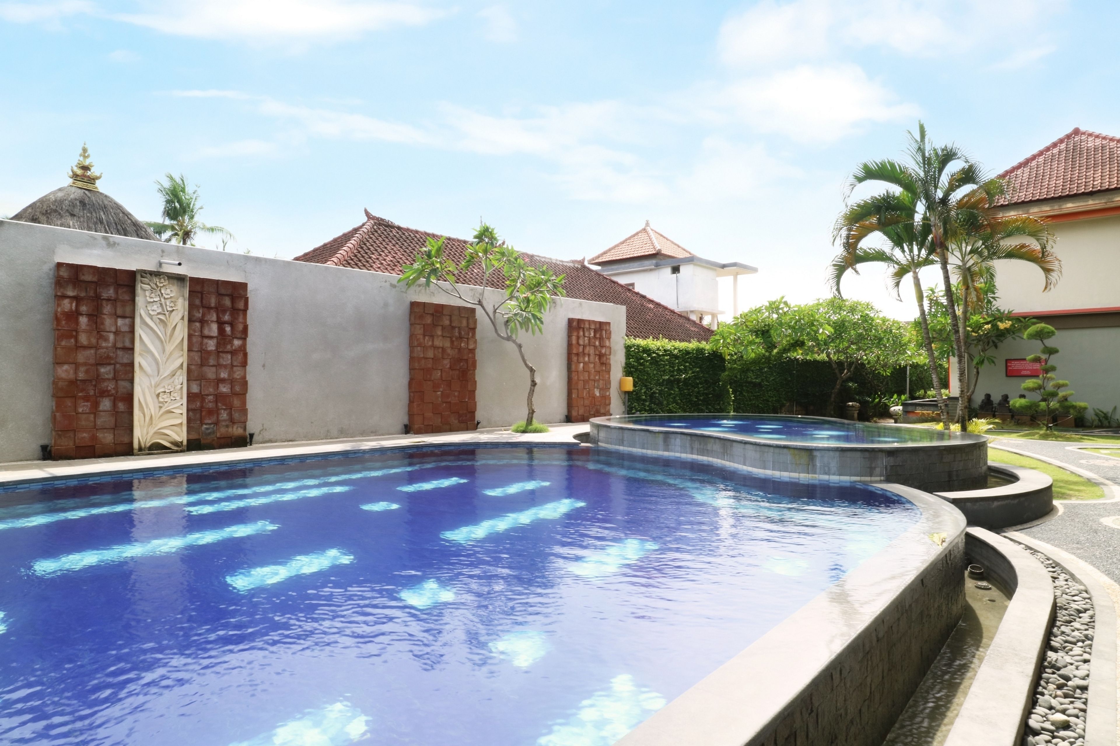 2 outdoor pools, free cabanas, sun loungers