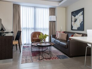 高档床上用品、羽绒被、迷你吧、客房内保险箱