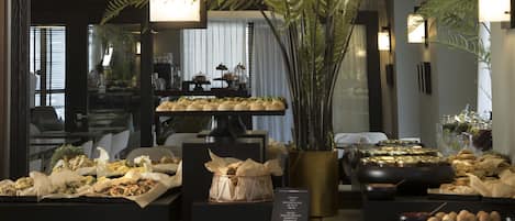 Daily buffet breakfast (ILS 85 per person)