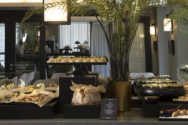 Daily buffet breakfast (ILS 85 per person)