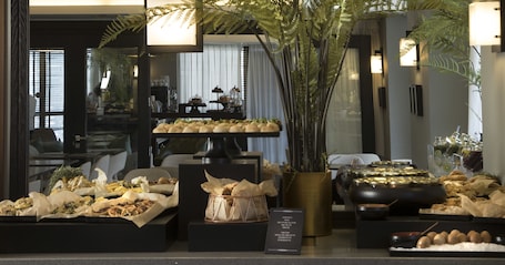 Desayuno buffet diario (ILS 85 por persona)