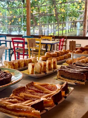 Bao gồm bữa sáng buffet
