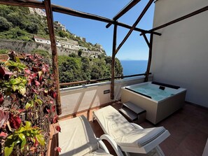 Deluxe Double Room | Minibar, in-room safe, desk, soundproofing - Hotel La Pergola (Amalfi)