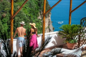 Deluxe Double Room | Terrace/patio - Hotel La Pergola (Amalfi)