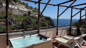Quarto casal luxo | Frigobar, cofres nos quartos, escrivaninha, quartos à prova de som