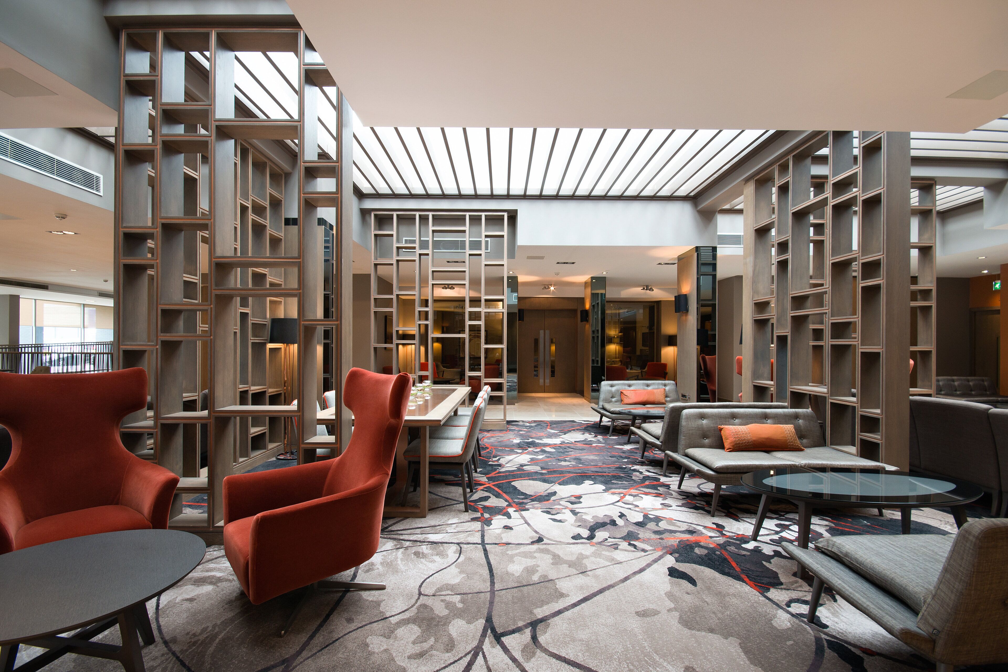 Al fresco dining, serves breakfast, lunch and dinner