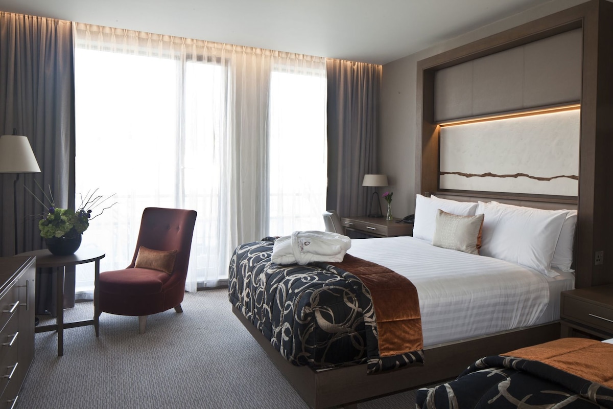 1 bedroom, premium bedding, in-room safe, desk
