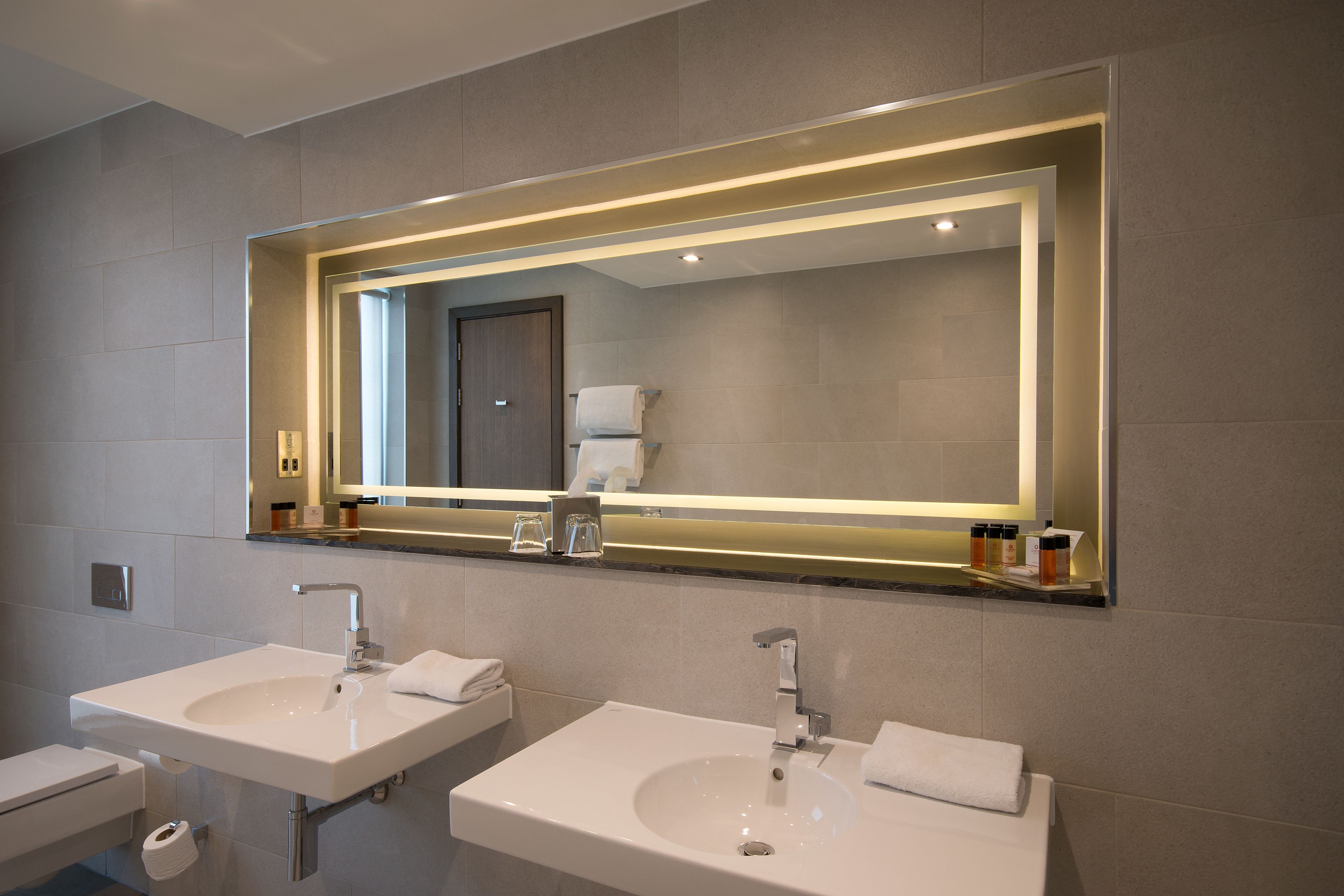 executive king room | bathroom | free toiletries, hair dryer, towels