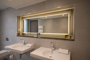 Executive King Room | Bathroom | Free toiletries, hair dryer, towels - Clayton Hotel Chiswick (London)