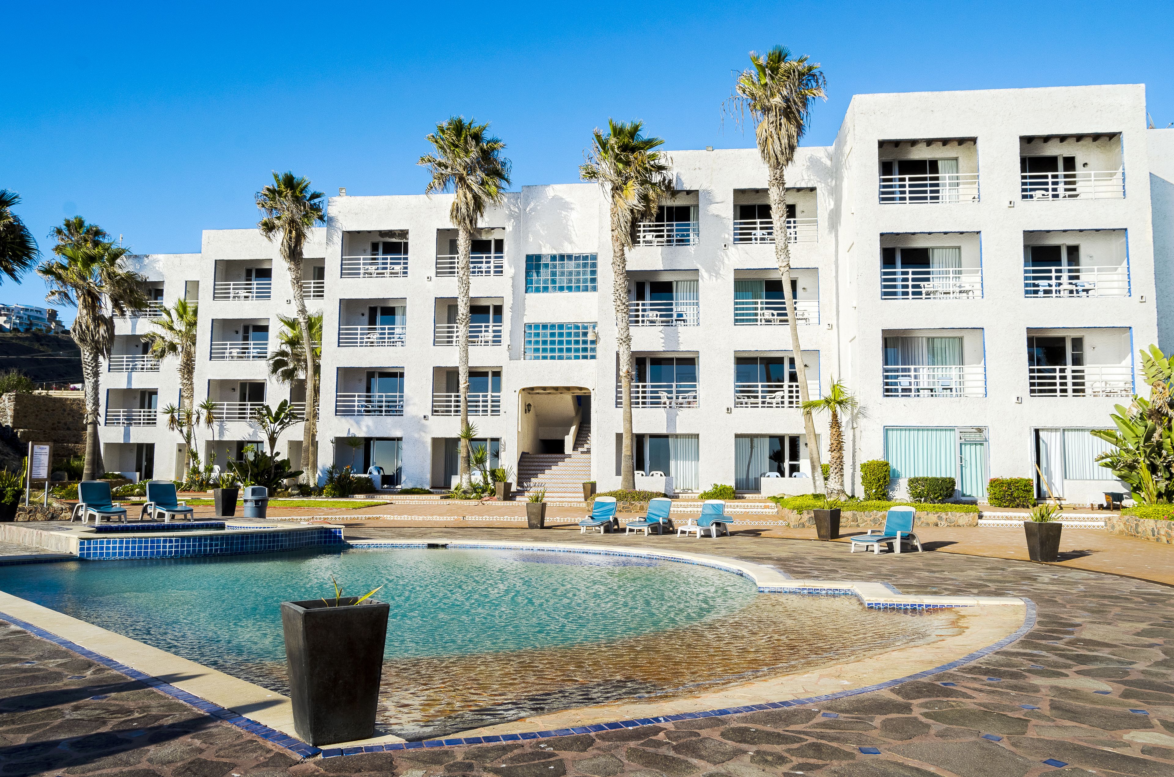 2 albercas al aire libre, sombrillas en la alberca y camastros 