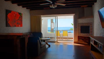 Suíte superior, 1 cama King, de frente para o oceano | Vista do quarto