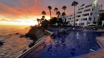 2 piscinas al aire libre, sombrillas, tumbonas
