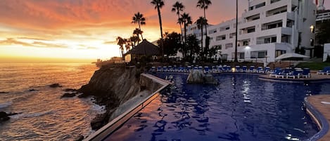 2 piscinas al aire libre, sombrillas, sillones reclinables de piscina