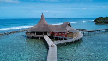 4 restaurants; breakfast, lunch and dinner served