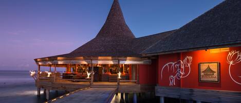 4 restaurants, breakfast, lunch, dinner served; seafood