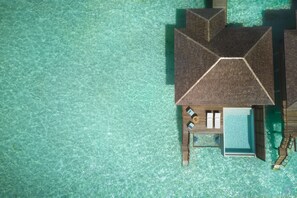 Deluxe Over Water Pool Villa | Italienska Frette-lakan, sängtillbehör av högsta kvalitet och minibar