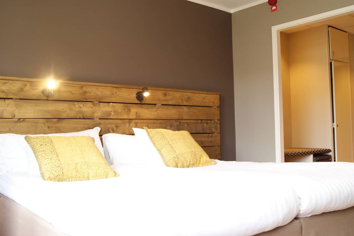 1 bedroom, individually decorated, desk, iron/ironing board