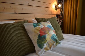 Chambre Double ou avec lits jumeaux | Décoration personnalisée, bureau, fer et planche à repasser