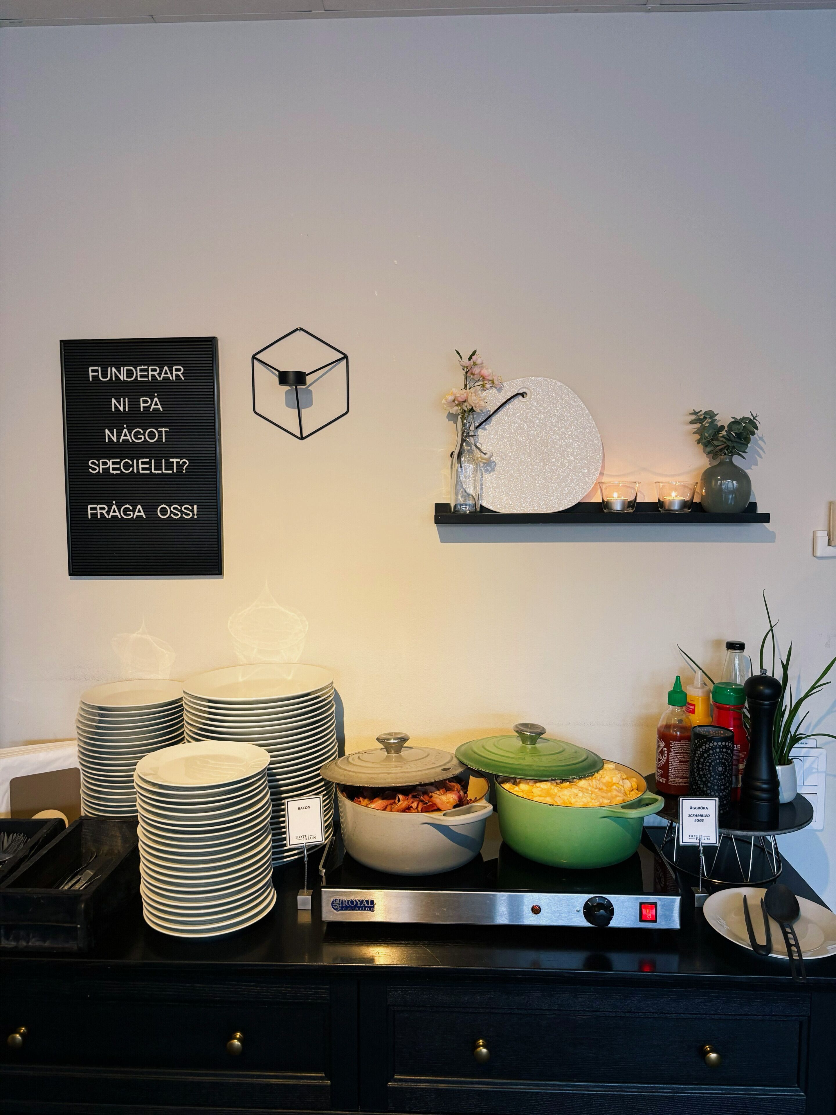 Een buffetopstelling met borden, kommen en toevoegingen.