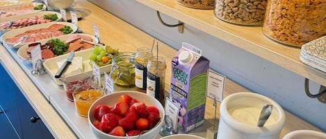 Free daily buffet breakfast
