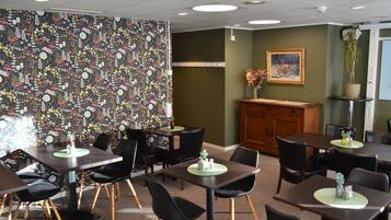 Café da manhã com buffet grátis todos os dias