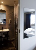 Ducha, secador de pelo, toallas, jabón