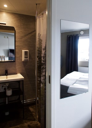 Standard-Doppelzimmer, 1 Schlafzimmer | Badezimmer | Dusche, Haartrockner, Handtücher, Seife