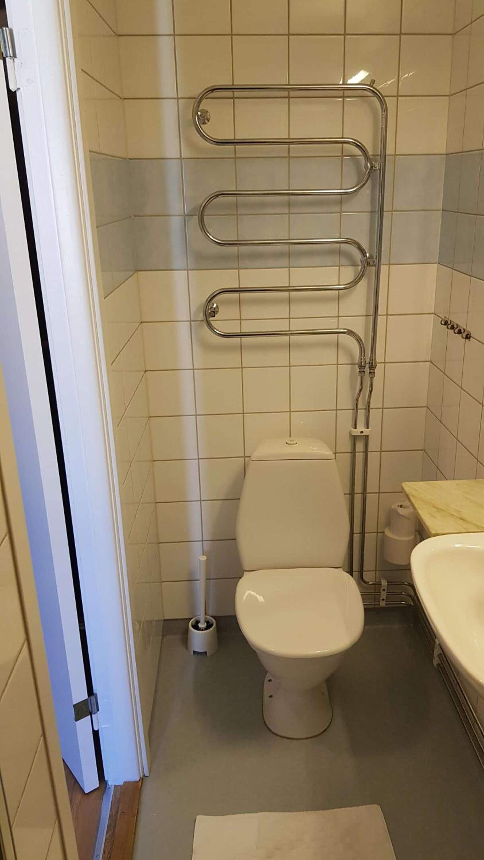 Un baño con inodoro, bidé y lavamanos.