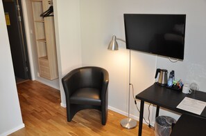 Tomannsrom | Skrivebord, skrivebord for bærbar PC og blendingsgardiner