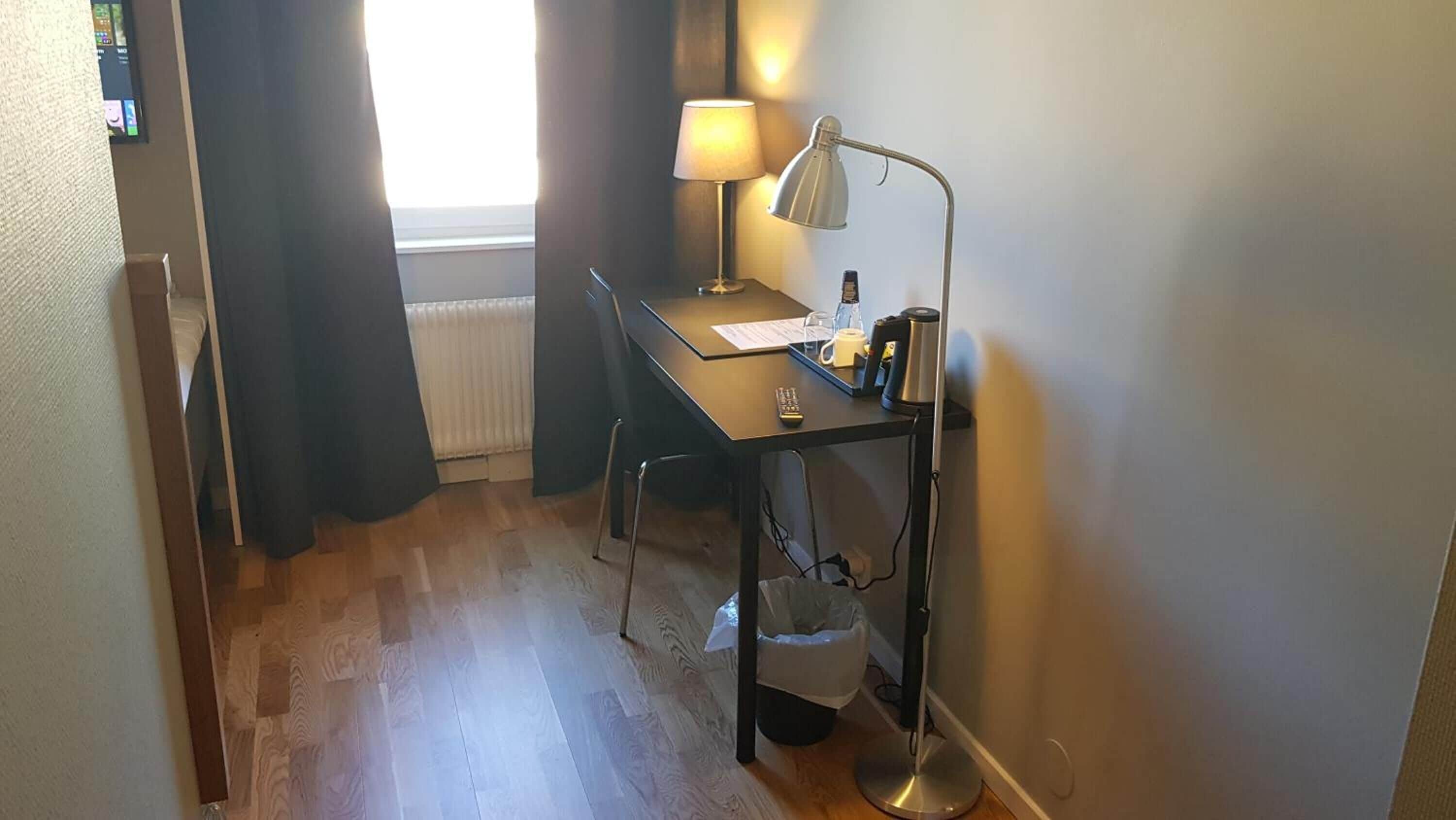 Skrivbord, arbetsyta för laptop, mörkläggningsgardiner och gratis wi-fi