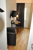 Tvåbäddsrum | Skrivbord, arbetsyta för laptop, mörkläggningsgardiner och gratis wi-fi