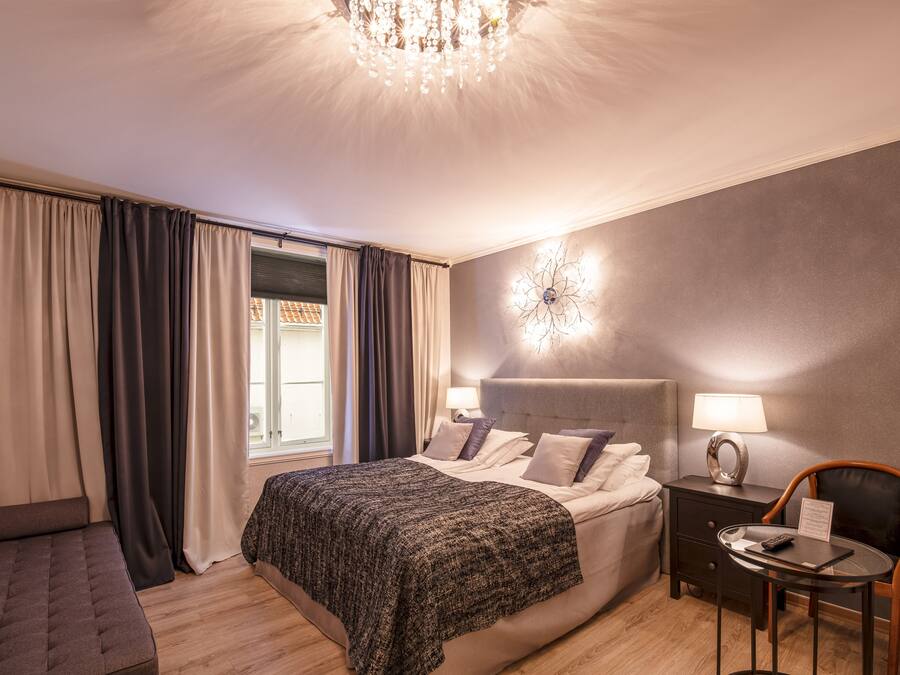 Ropa de cama de alta calidad, colchones con pillow-top y escritorio