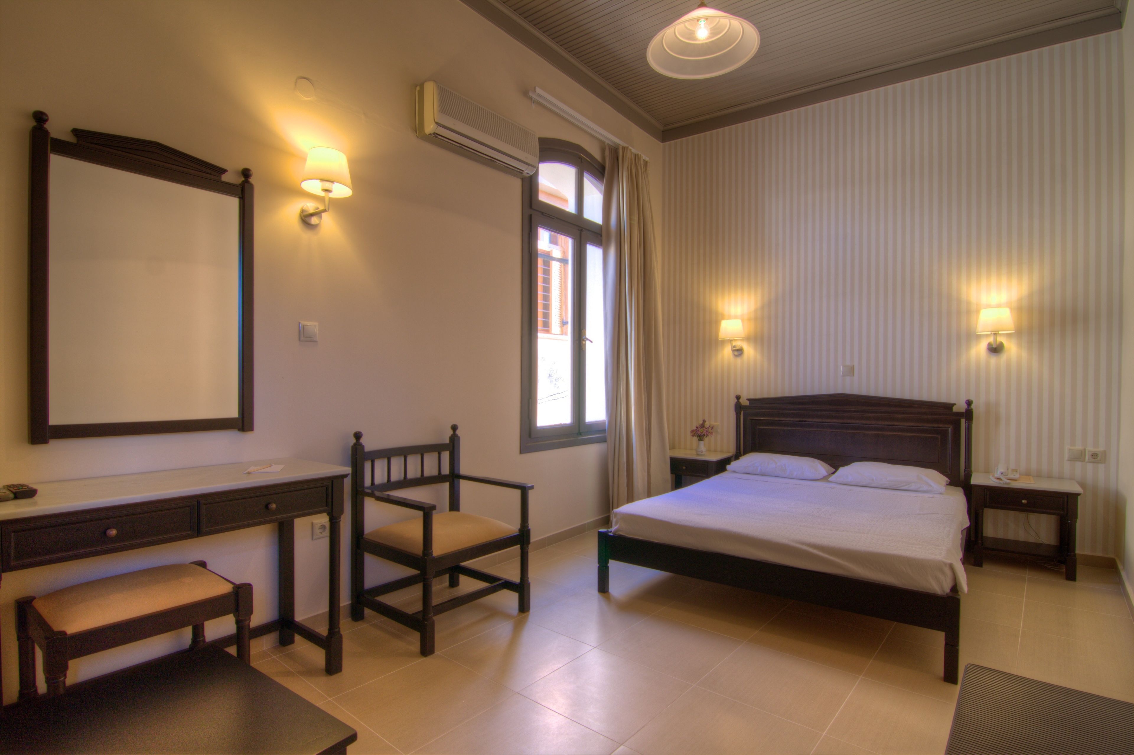 single room | desk, blackout curtains, free wifi, bed sheets