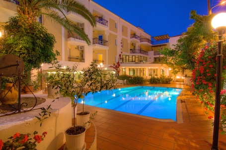 Outdoor pool, sun loungers. Fortezza Hotel