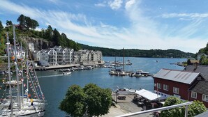 Una marina con barche, un molo e edifici con balconi affacciati sull'acqua.