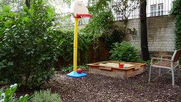 Children’s play area – outdoor