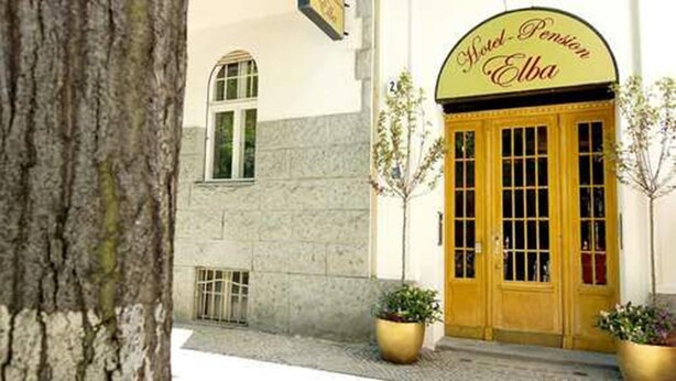 A building with a sign reading "Hotel-Pension Elba" and a large wooden door with glass panels. - Hotel Elba am Kurfürstendamm - Design Chambers (Berlin)