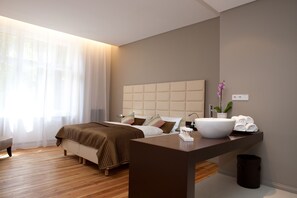 Tabla de planchar con plancha, wifi gratis, ropa de cama