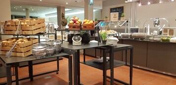 Desayuno buffet diario (EUR 24 por persona)