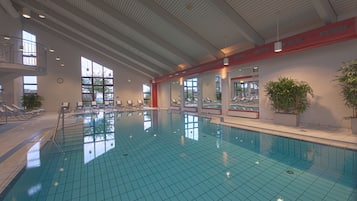 Innenpool, geöffnet von 07:00 Uhr bis 23:00 Uhr, Liegestühle