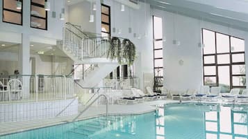 Piscine couverte, chaises longues