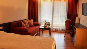 Double or Twin Room, Balcony (Partial river view) | 1 bedroom, hypo-allergenic bedding, desk, laptop workspace