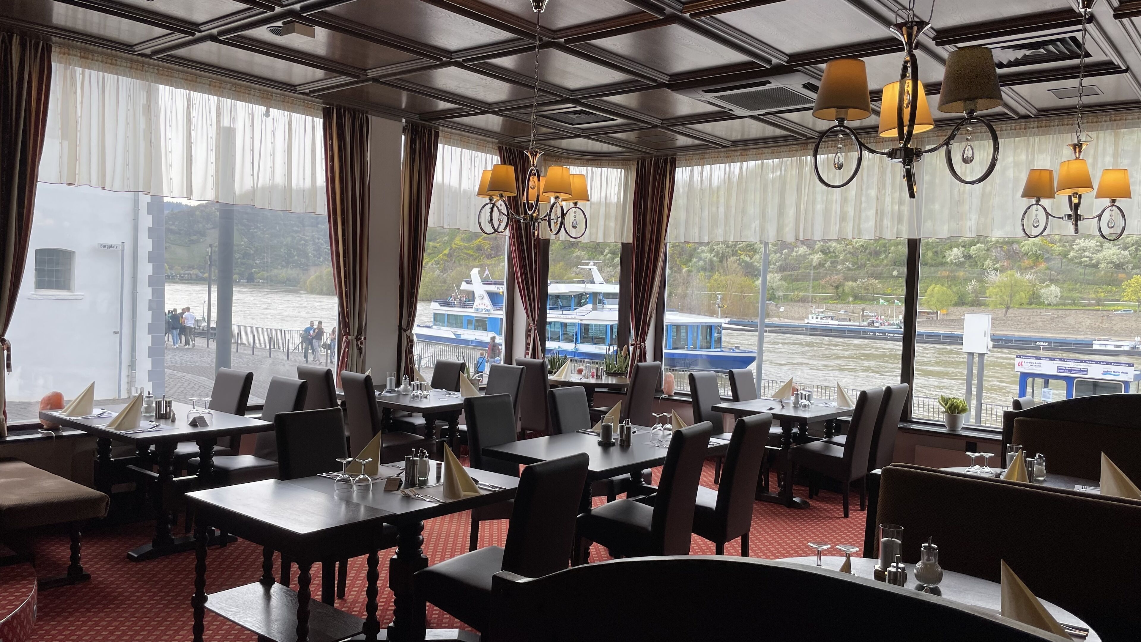 供應午餐和晚餐，德國料理，海景