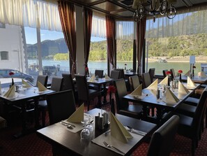 Lunsj og middag serveres, tyske retter, utsikt mot havet 